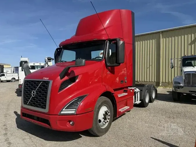 2021 VOLVO VNR64T300