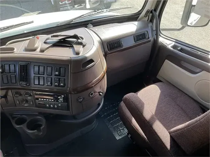 2015 VOLVO VNL64T670