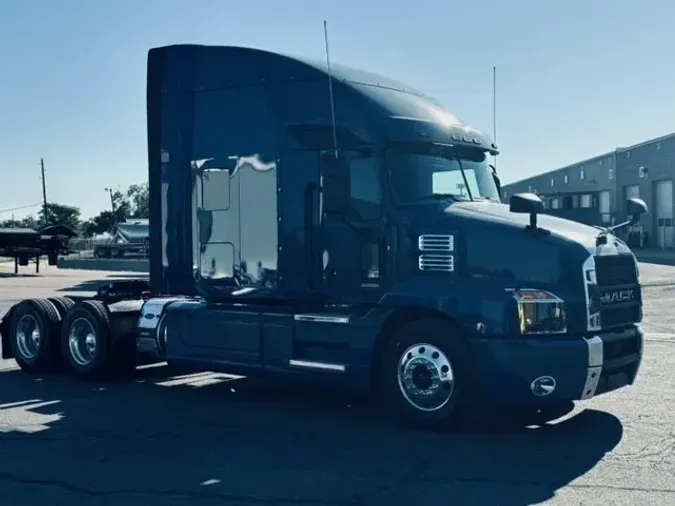 2022 MACK AN64T70