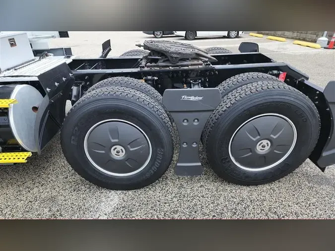 2021 VOLVO VNL740