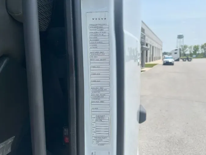 2023 VOLVO VNL860
