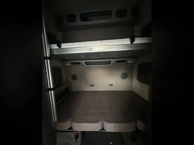 2022 VOLVO VNL64T860