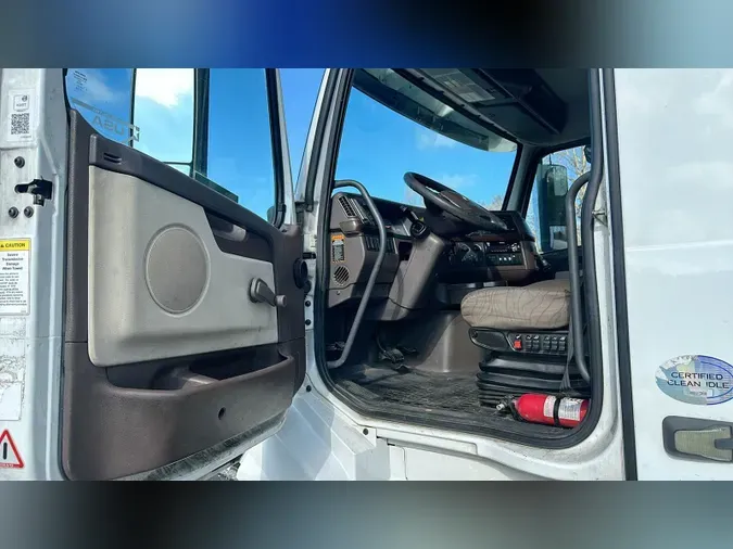 2015 Volvo VNL300