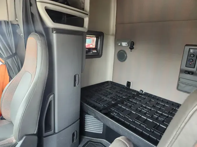 2024 VOLVO VNL64T740