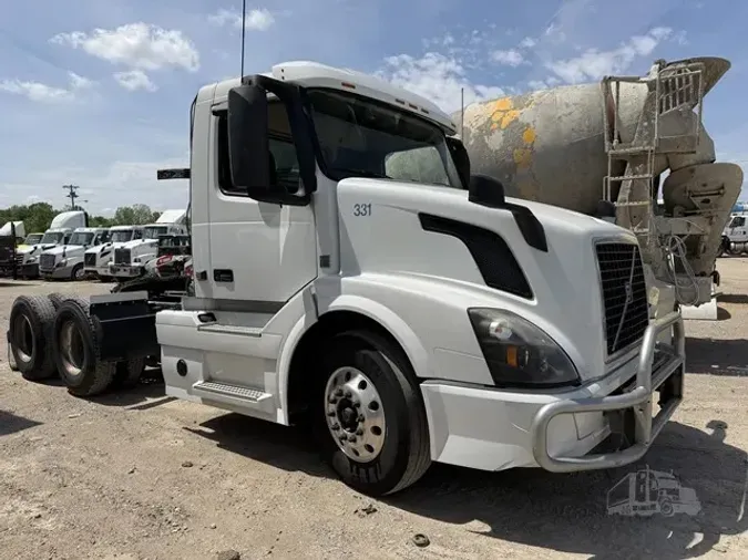 2016 VOLVO VNL64T300
