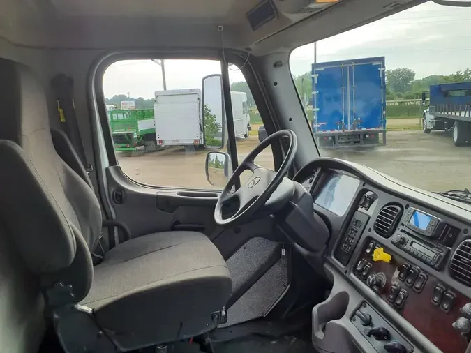 2016 FREIGHTLINER M2 106