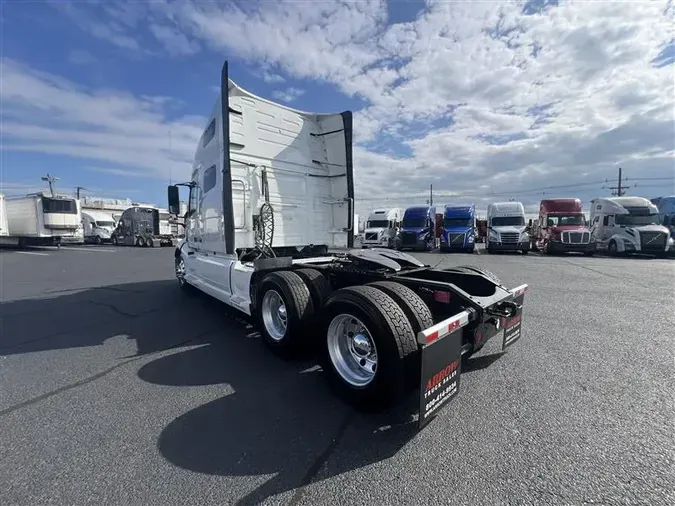 2022 VOLVO VNL760