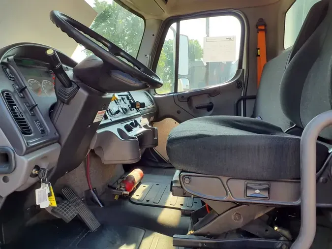 2018 FREIGHTLINER M2 106