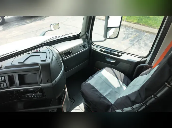 2019 VOLVO VNL64T760