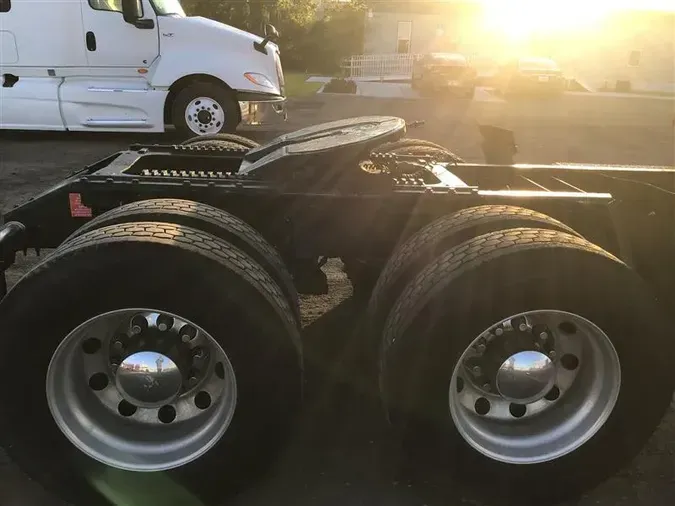 2019 VOLVO VNL740