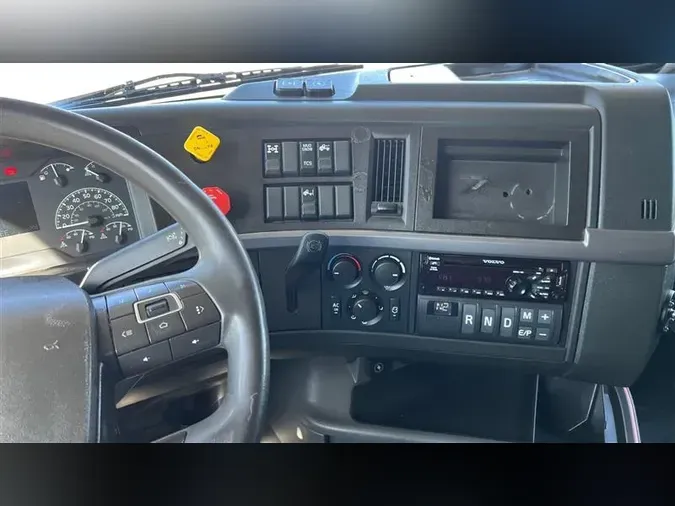 2021 VOLVO VNL860