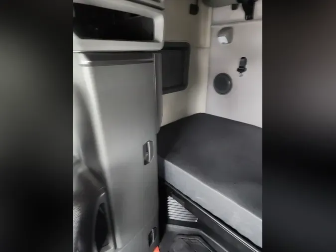 2023 VOLVO VNL64T760