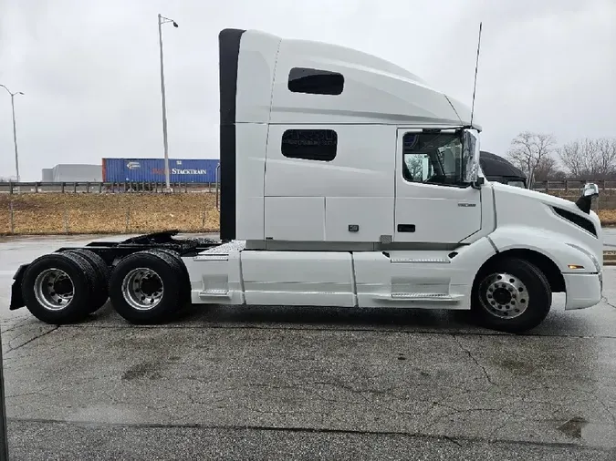2021 VOLVO VNL760