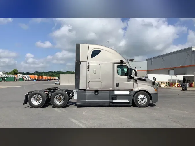 2022 Freightliner Cascadia 126