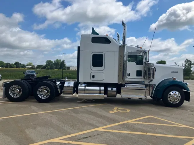 2021 Kenworth W900L