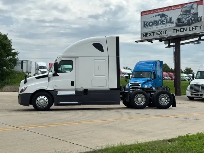2022 FREIGHTLINER Cascadia 126