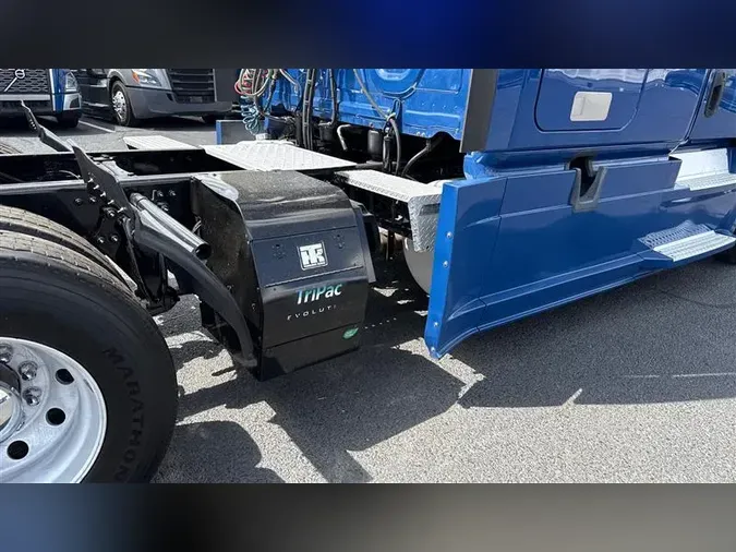 2019 FREIGHTLINER CA126