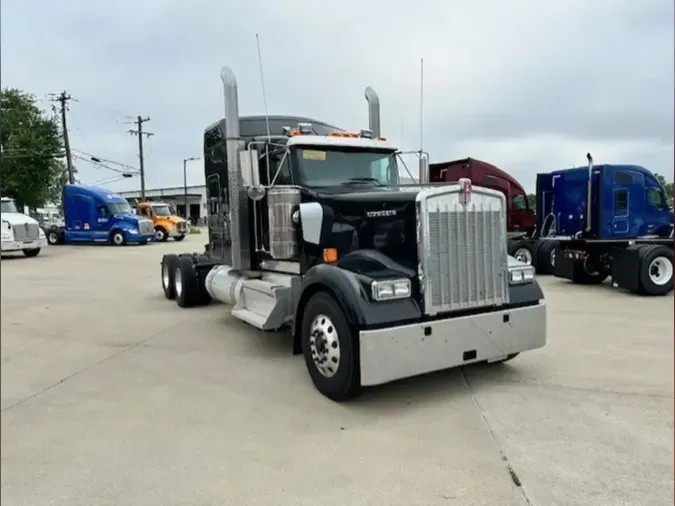 2025 Kenworth W900L