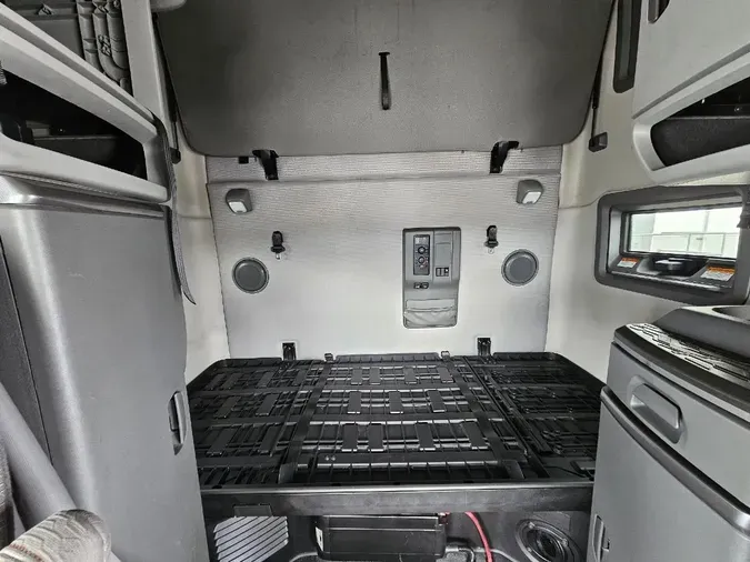 2021 VOLVO VNL64T760