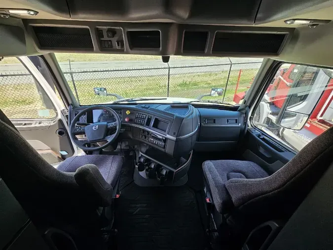 2023 VOLVO VNL64T860