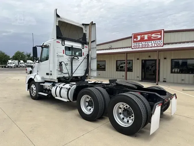2017 VOLVO VNL64T300