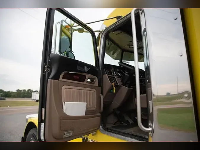 2020 PETERBILT 389