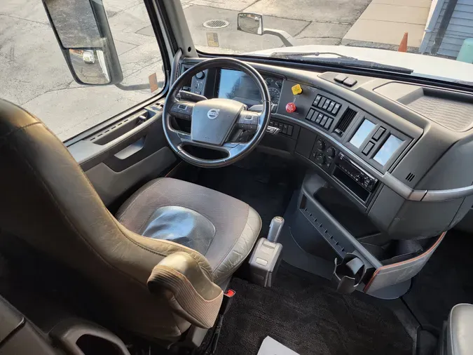 2021 VOLVO VNL64T860