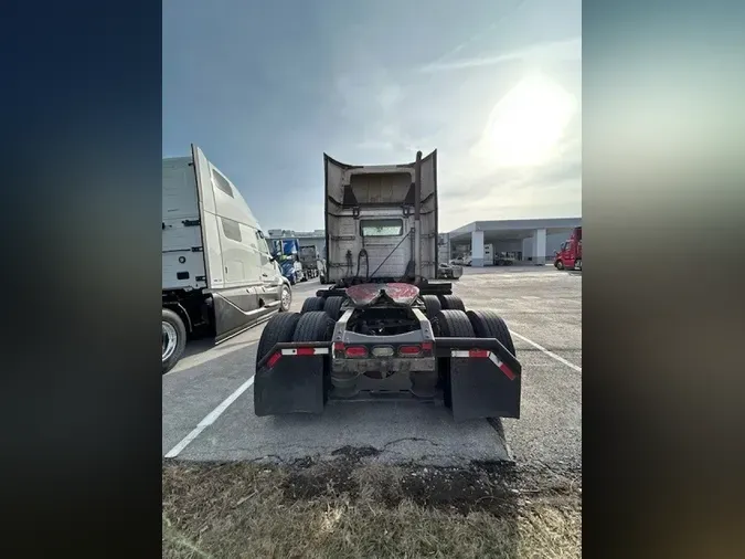 2018 VOLVO VNR64T300