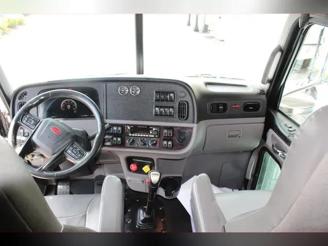 2023 Peterbilt 389