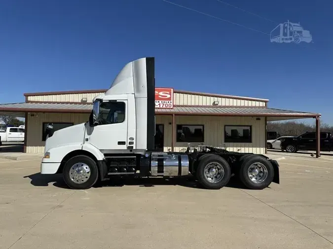 2017 VOLVO VNM64T200