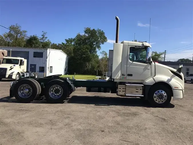 2020 VOLVO VNL300