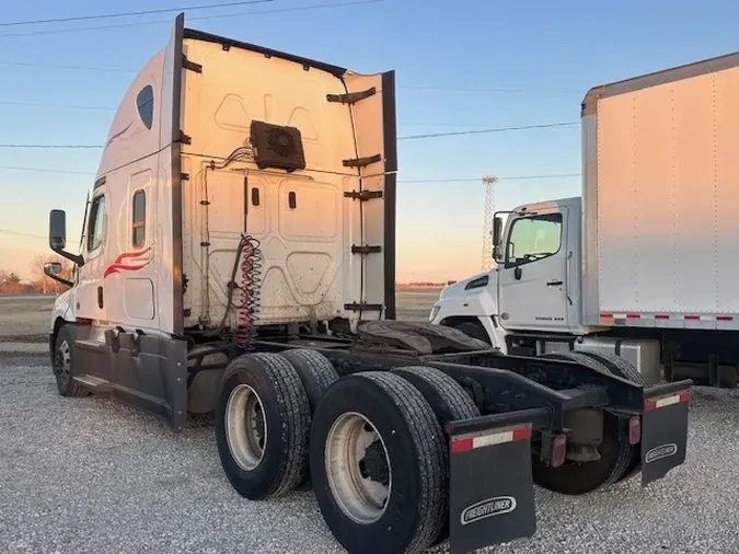 2022 FREIGHTLINER Cascadia 126