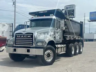 2017 MACK GU713