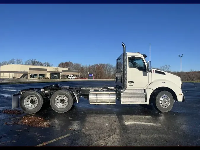 2025 Kenworth T880