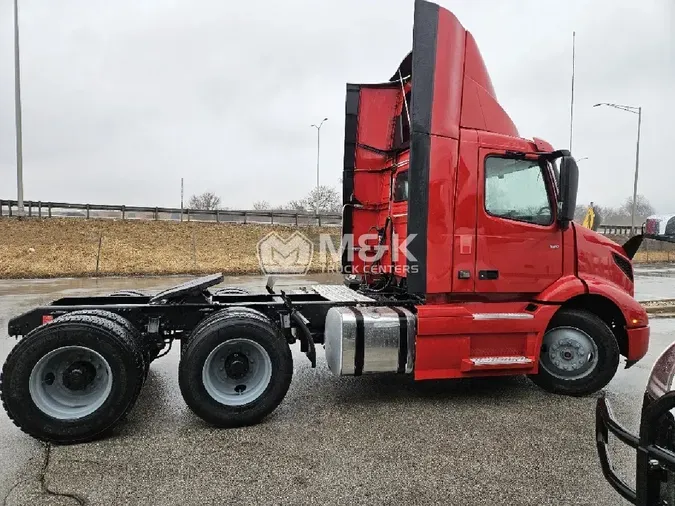2022 VOLVO VNR64T300