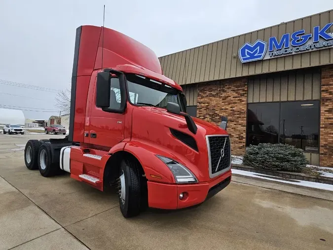 2022 VOLVO VNR64T300