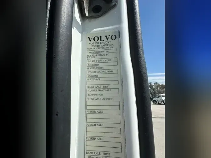 2017 Volvo VNL300