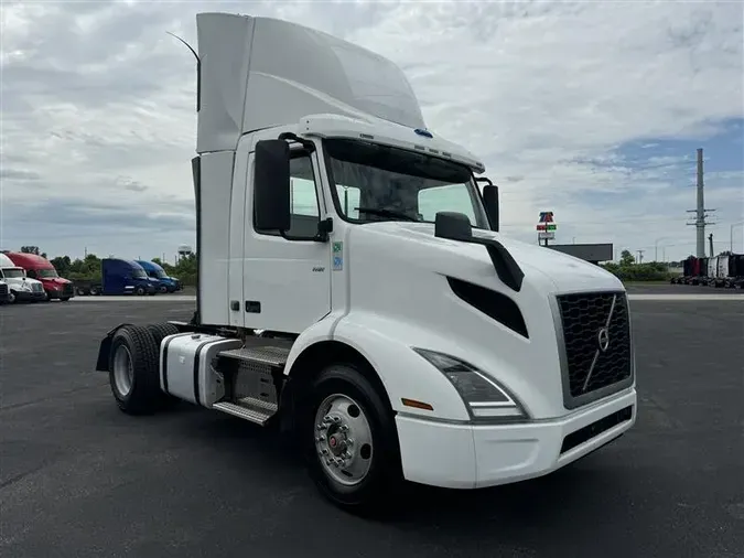 2019 VOLVO VNR300