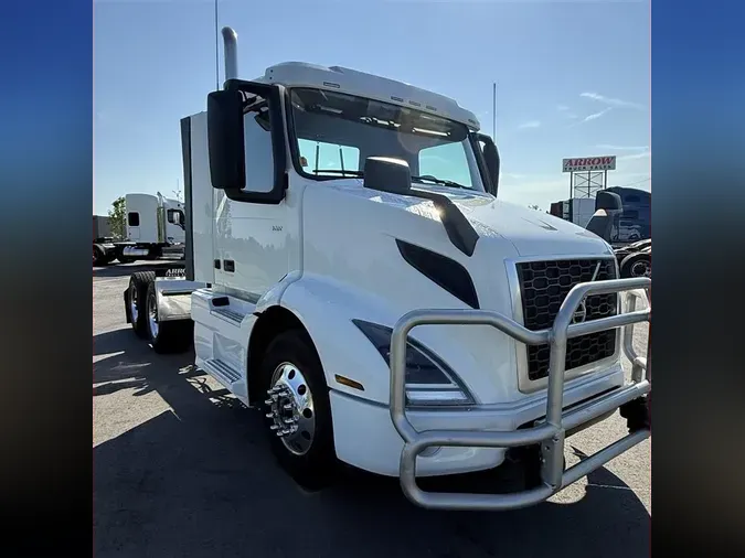 2023 VOLVO VNR64T300