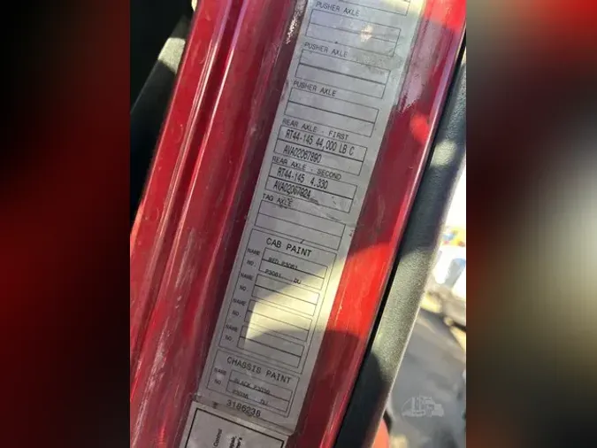 2003 VOLVO VHD104F300