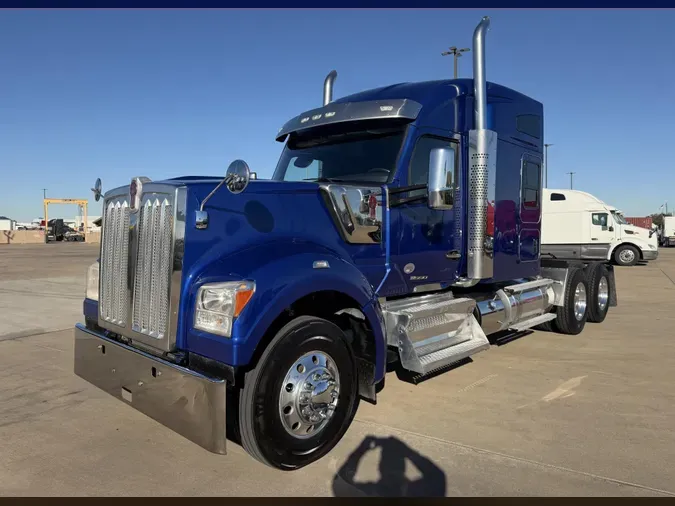 2022 Kenworth W990