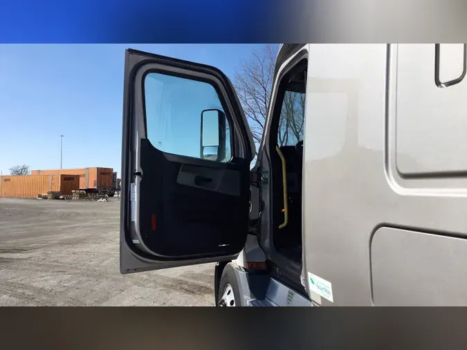 2022 Freightliner Cascadia 126