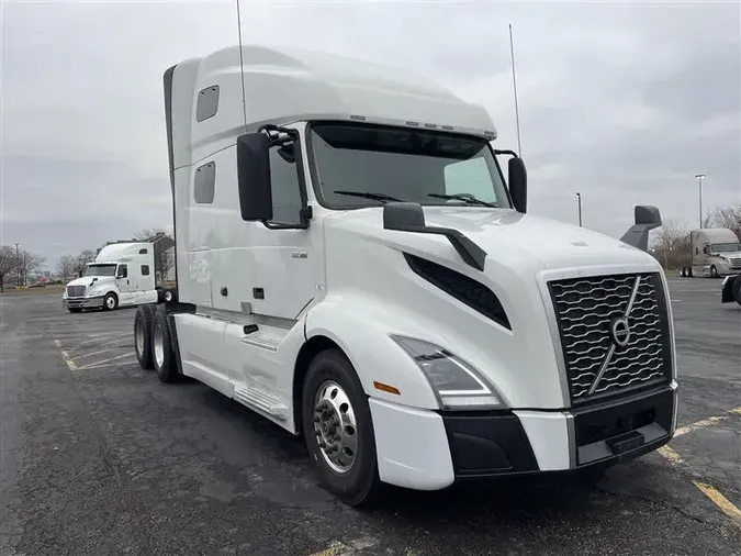 2021 VOLVO VNL64T760