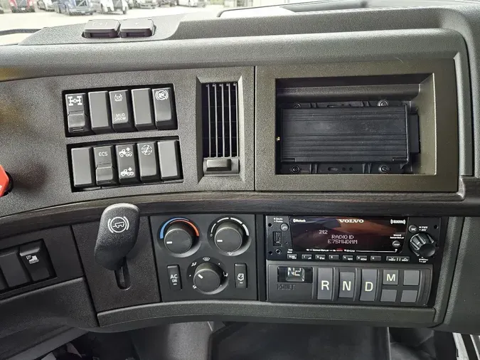 2022 VOLVO VNL64T740