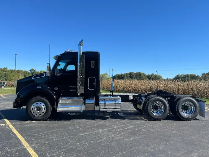 2025 Kenworth T880