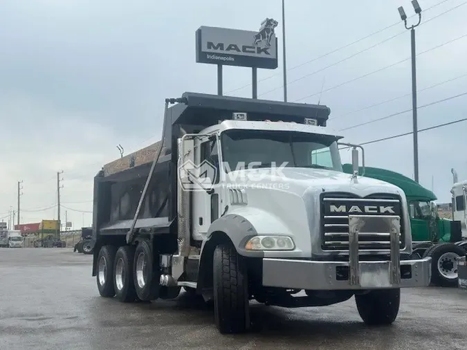 2015 MACK GU813