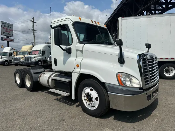 2015 FREIGHTLINER/MERCEDES CASCADIA 125