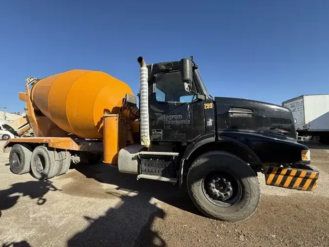 2015 VOLVO VHD64F200