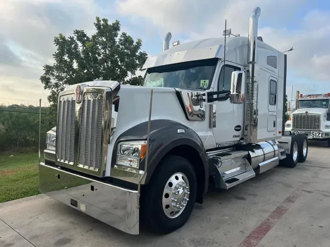 2023 Kenworth W990