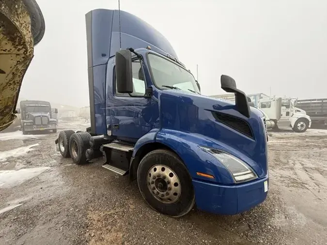 2021 VOLVO VNR64T300